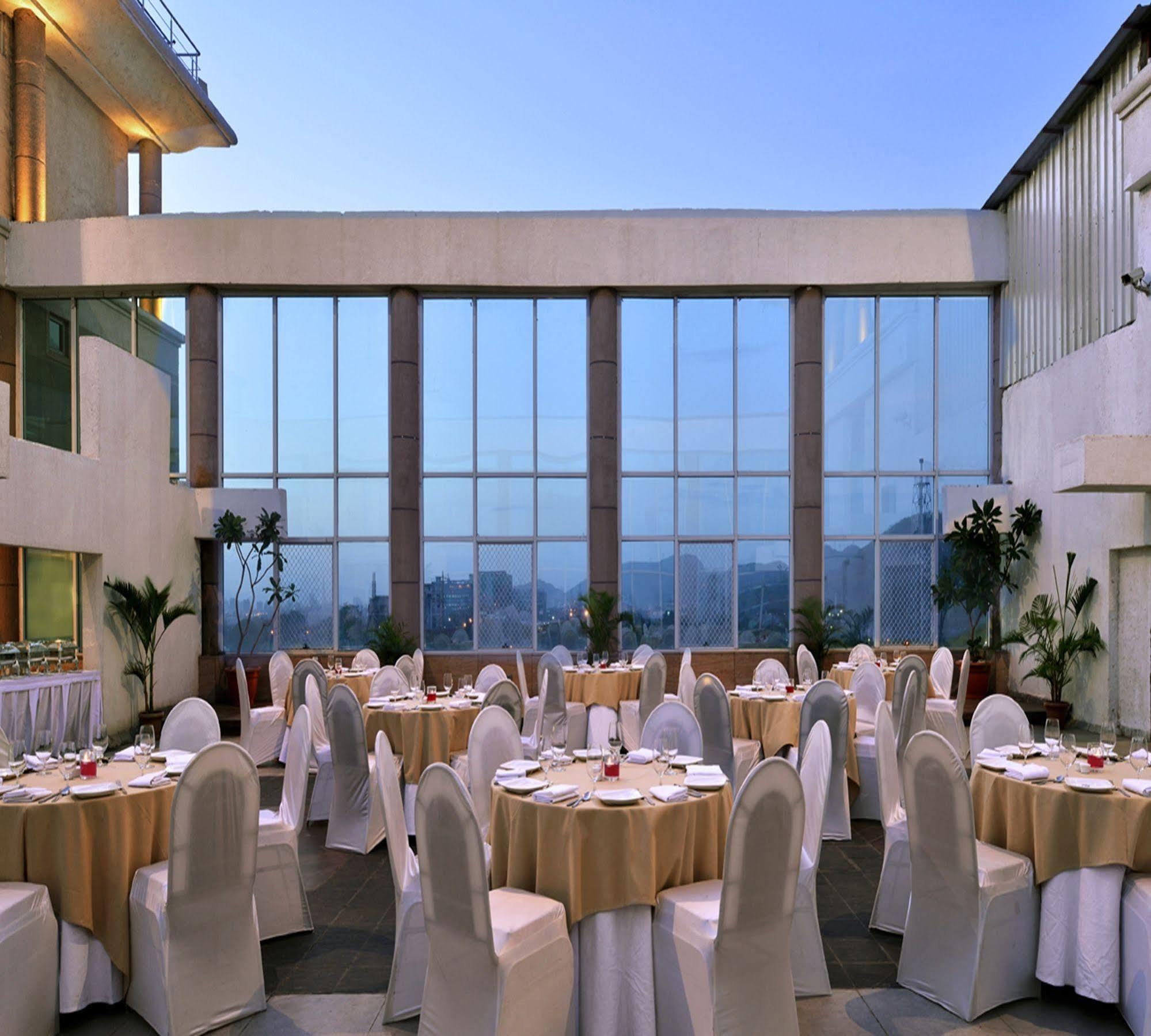 Majestic Court Sarovar Portico Navi Mumbai Kültér fotó