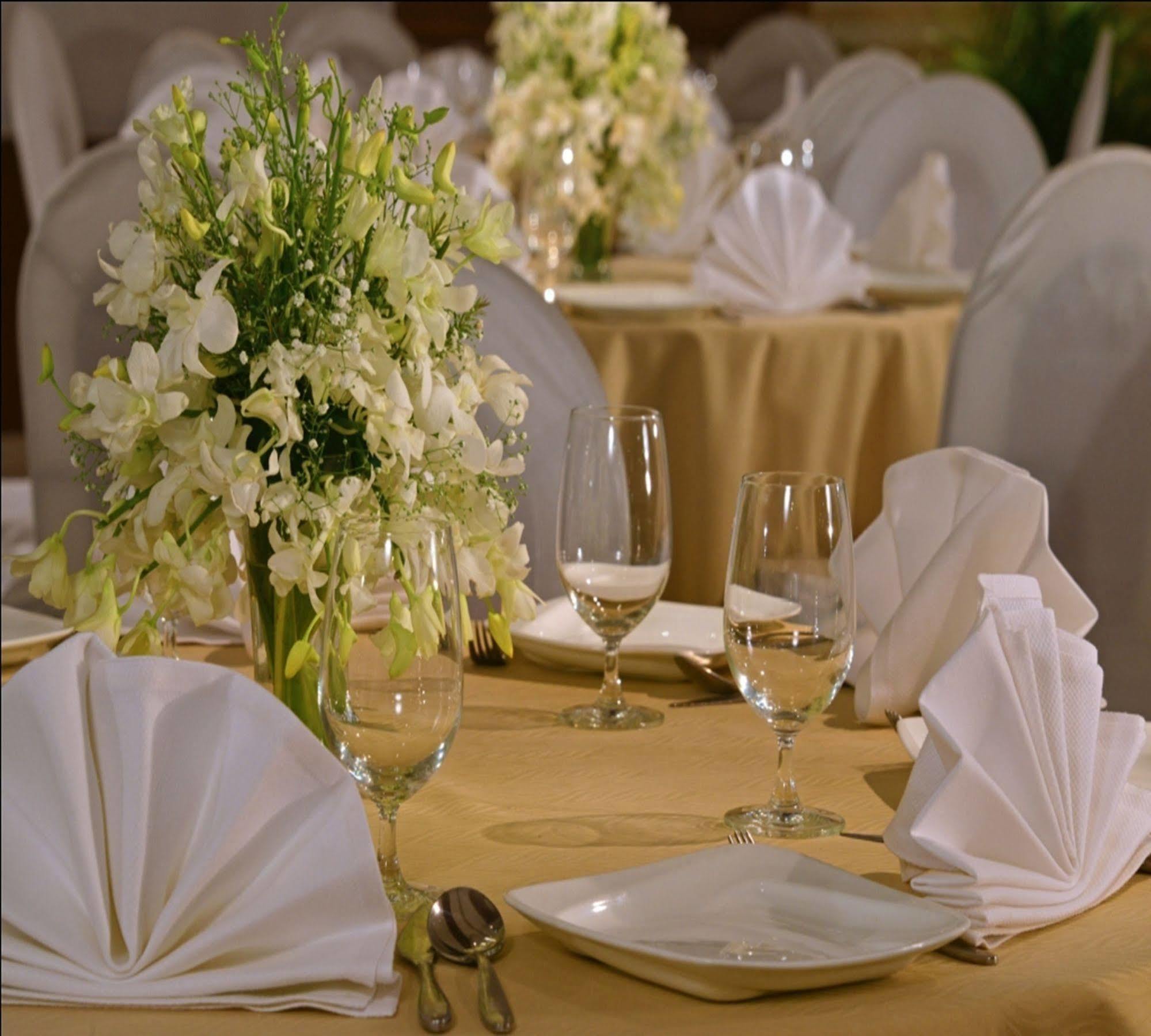 Majestic Court Sarovar Portico Navi Mumbai Kültér fotó